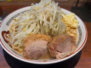 豚山 本八幡店で提供された小ラーメン（筆者撮影）