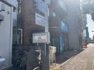 Chennai Mealsの看板が見える市川駅近くの店舗外観（2026年4月6日筆者撮影）