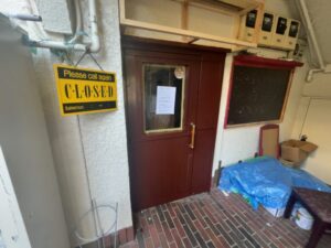 インドカレー ディプジョティ出店予定場所の入口と掲示された案内文（2026年4月6日筆者撮影）