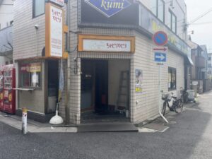 閉店後のちゃとりかとり本八幡店の店舗外観と看板の様子(2026年4月6日筆者撮影)