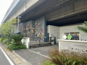 高架下にあるgreenerの外観とボルダリングウォール（2026年4月13日筆者撮影）