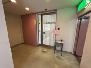 妙典メディカルビル2階のいなだクリニック入口(2026年4月13日筆者撮影)