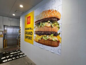 シャポー市川の仮囲い上部に掲示されたマクドナルド2026年7月オープン予定の大型サイン（2026年4月14日筆者撮影）