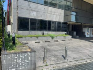 焼肉レストラン八功の跡地となっている1階テナント外観(2026年4月16日撮影)