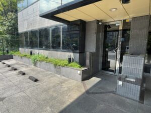 焼肉レストラン八功があった建物外観(2026年4月16日筆者撮影)