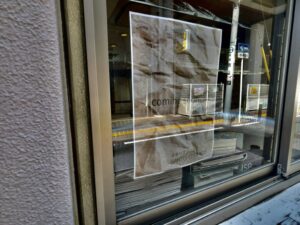 本八幡の店頭に掲示された「coming soon」とイタリアンバルSANTO UBRIACOの案内(2026年4月17日筆者撮影)