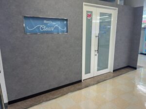 メンズクリア パティオ本八幡店の入口とロゴ看板が残る店舗前の様子(2026年4月17日筆者撮影)