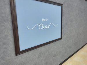 メンズクリアのロゴ看板が残るパティオ本八幡5階の店舗前壁面（2026年4月撮影）