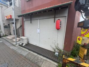 市川3丁目の呑食い処よっちゃんがシャッターを閉めて休業している現地の様子（2026年4月21日筆者撮影）