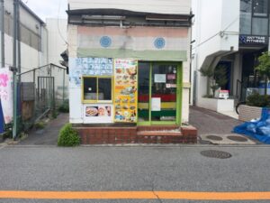 工事のためしばらく休業しているスネーハー インドレストランの外観（2026年4月21日筆者撮影）