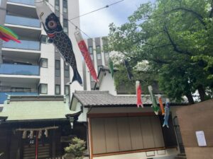 市川八幡神社の境内に飾られた鯉のぼり（2026年4月28日筆者撮影）