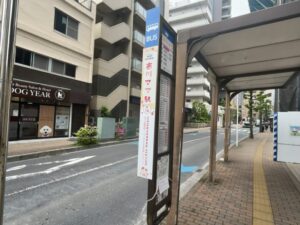 バス停に設置された「市川ママ駅」特別デザイン（2026年4月撮影）