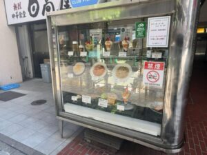 タンネ 本店のショーケースと営業時間案内（2026年4月6日筆者撮影）