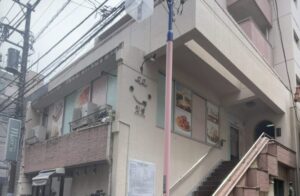 本八幡駅南口近くのビラ・ヨーコソ2階にある韓国チキン専門店「アンニョン」の外観(2026年4月筆者撮影)