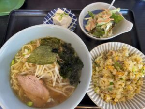 ニューラーメンショップ 南大野店で食べたラーメンとチャーハンのセット、サラダと冷奴付きの食事写真（2026年3月9日筆者撮影）