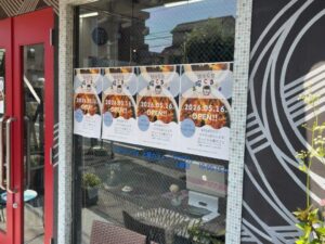旧・土曜cafeの店頭に掲示された「びっくり土曜カフェ」1日限定オープンのポスター
