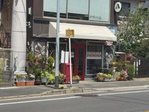 市川市大和田の旧・土曜cafe外観、赤い扉と店頭ポスターが見える様子（2026年5月15日筆者撮影）