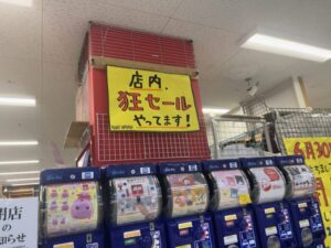 ヴィレッジヴァンガード イオン市川妙典店のガチャガチャ売り場と店内セールの掲示（2026年5月19日筆者撮影）