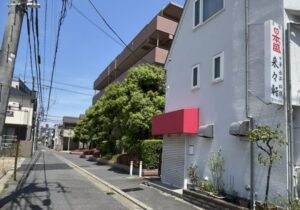 市川市東大和田の通り沿いにある来々軒の外観と看板（2026年5月13日筆者撮影）