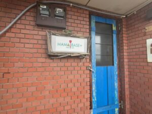 MAMABASE+ cafe&darts（ママベース）の入口外観、青い扉とロゴ看板がある市川真間のダーツバー店舗入り口（2026年6月4日筆者撮影）