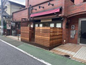 Le Bistrot KAORUの入口と看板、ウッド調テラス席の外観（2026年6月4日筆者撮影）