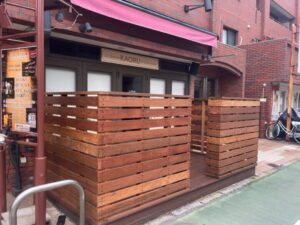 市川市新田にオープン予定のLe Bistrot KAORUのテラス席と店舗外観(2026年6月4日筆者撮影)
