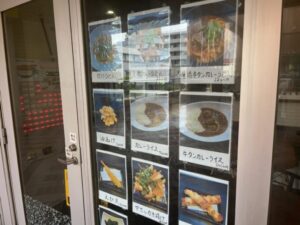 ゴロっと牛タンカレーうどん屋の店頭に掲示された豊橋カレーうどん、牛タンカレーライス、天ぷらなどのメニュー写真（2026年6月8日筆者撮影）