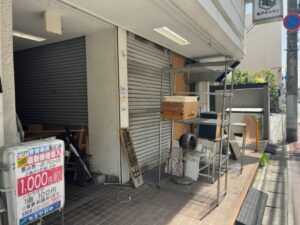 改装作業のためシャッターが閉まり、什器や厨房用品が置かれた市川市南八幡の魂麺店舗前(2026年6月16日筆者撮影)
